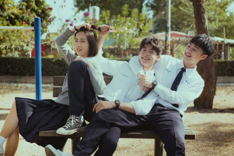 粉絲向Ella推介柯佳嬿、許光漢、施柏宇主演的台劇《想見你》。