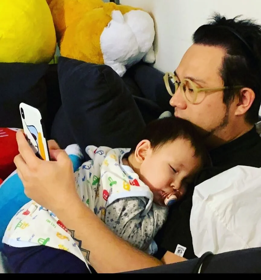 他每次都要等到兒子睡覺才能抽時間玩手機遊戲。