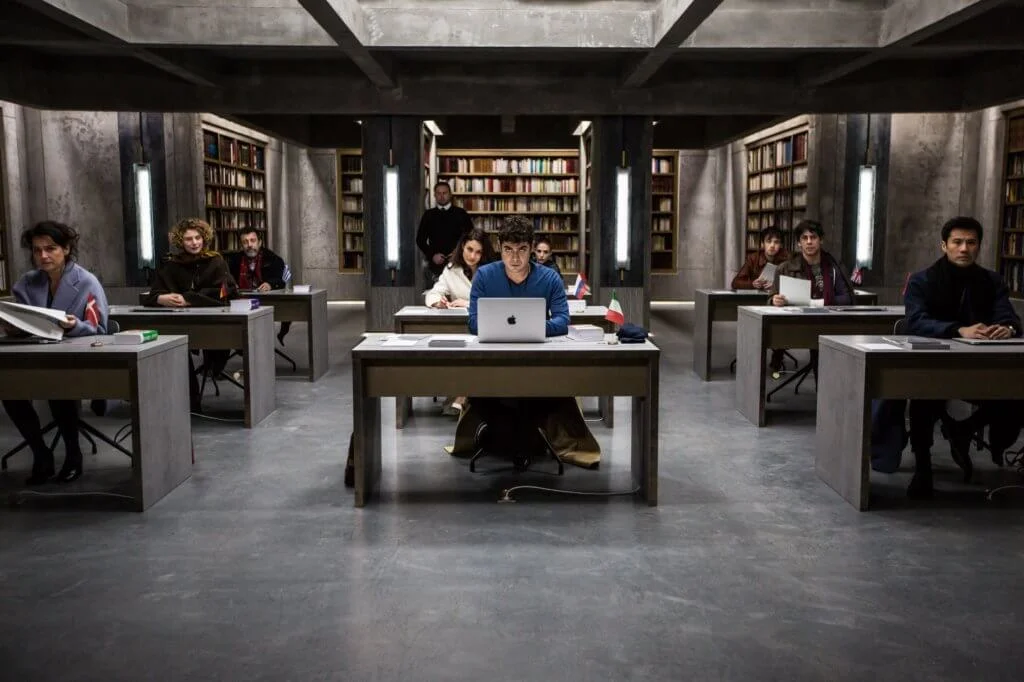 九名翻譯員爾虞我詐，於極端環境下露出險惡面目。