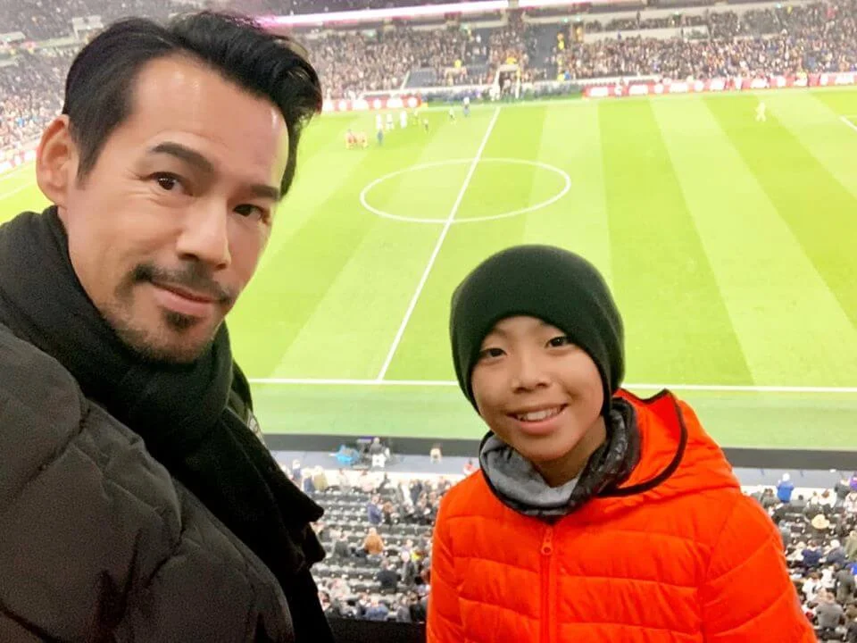 徐榮熱愛足球，影響兒子亦有志向足球發展，他們早前到英國看足球學校環境兼睇波。