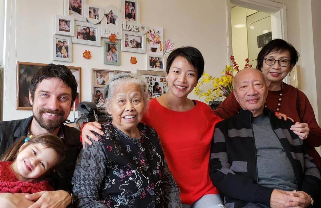 子明可有兩個囝囝一個囡囡，可愛的外孫女是他和太太的心肝寶貝。