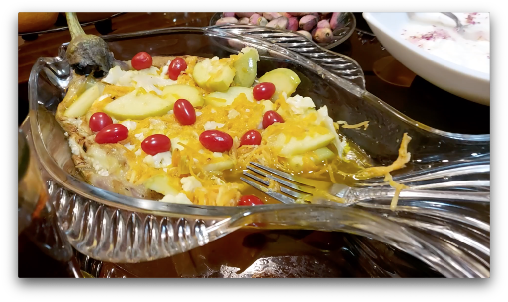 廚師為她烹調了一碟有茄子、芝士和番茄粒的素菜，味道有少許酸甜。