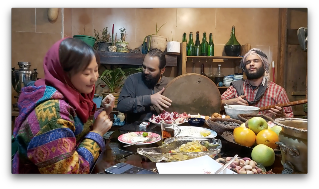 廚師Vahid（右）彈奏伊朗傳統古典結他非常出色，與賓客一起Jam歌。