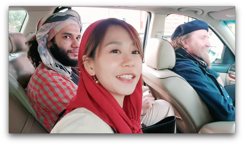 在廚師Vahid私房菜吃飯時，她認識了一位president（前），對方邀請她參觀伊朗一個神秘地方。