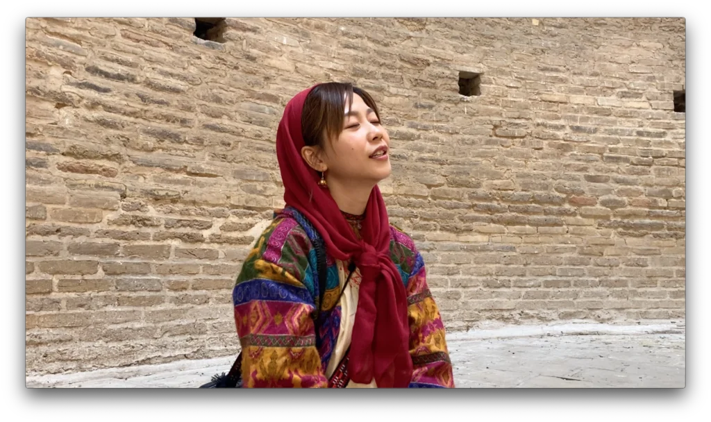 當她唱歌時，羣鳥竟然一起唱和，人和大自然成為一體，太美妙了。