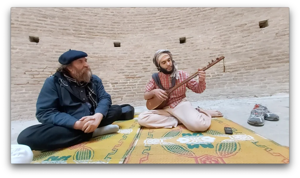 他們坐在地氈上，一邊喝熱茶，一邊聽着Vahid彈奏。