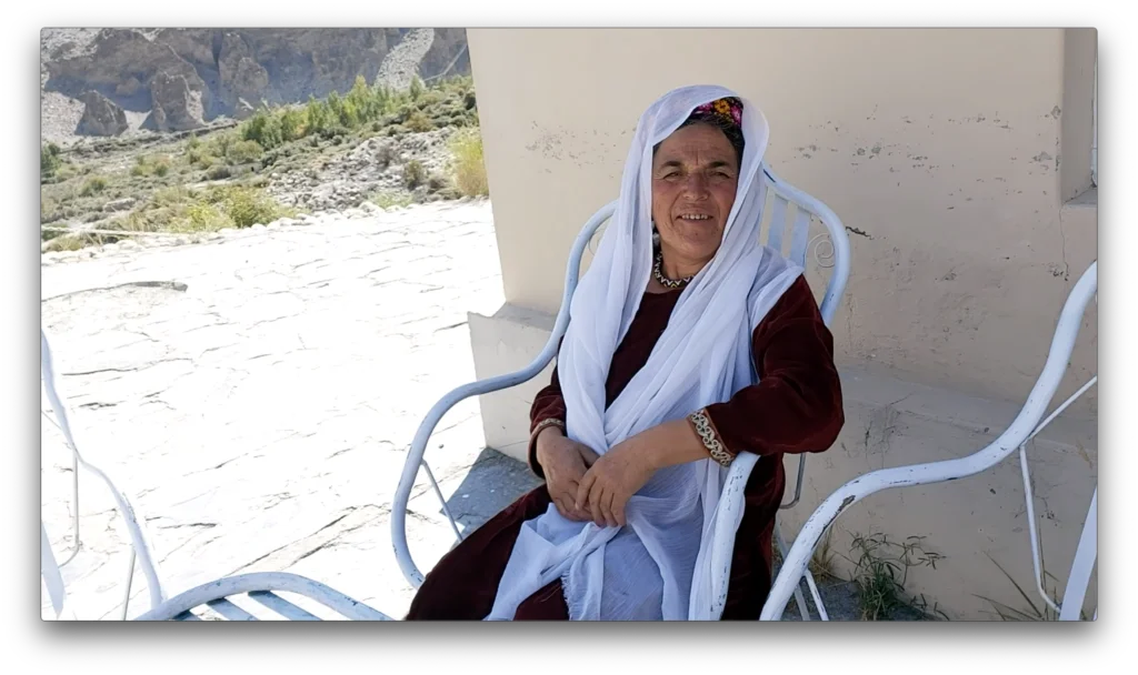 這是傳統的巴基斯坦女性，穿上傳統服飾。