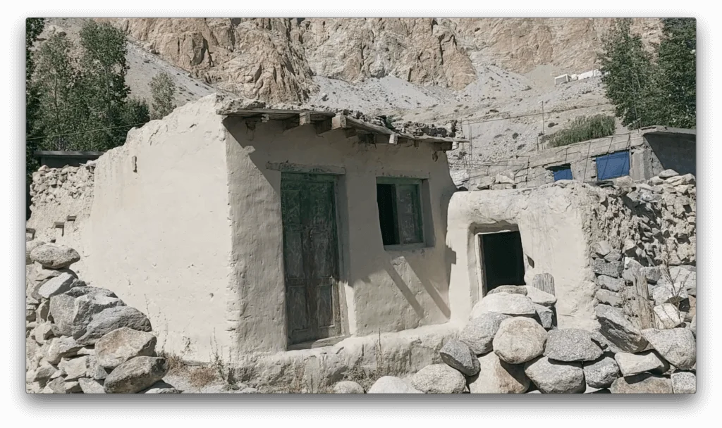 她在這間擁有超過一百年歷史的石屋仔，品嘗了美味早餐。