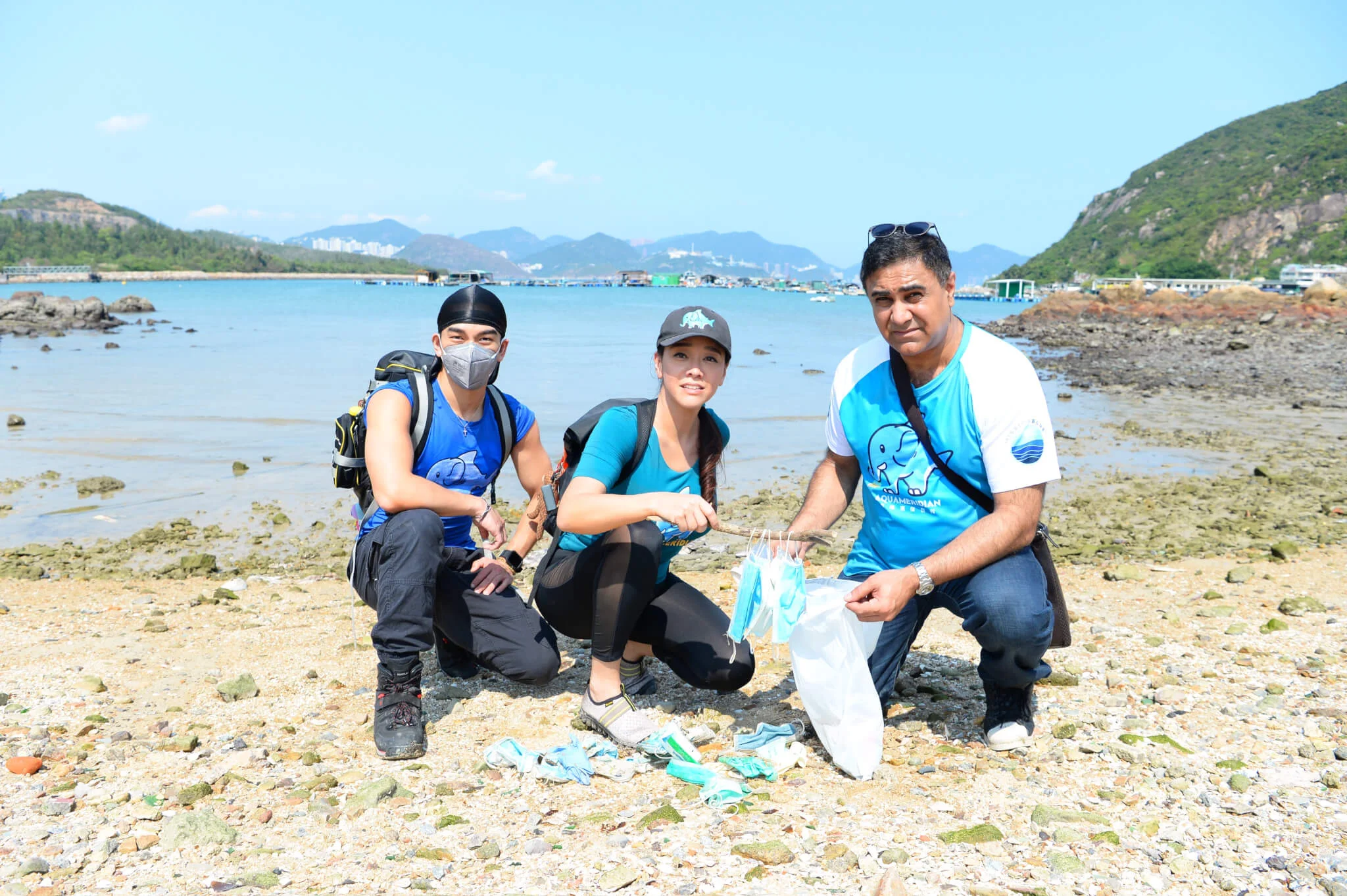 郭秀雲與喬寶寶、龐景峰在索罟灣沙灘執到成袋被棄置口罩