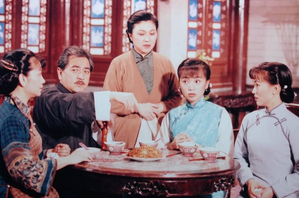1996年為亞洲電視拍攝的《再見艷陽天》，雯女與好戲之人陳秀雯、秦沛、吳浣儀合作。