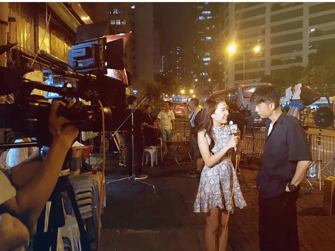 曾擔任《東張西望》外景主持的郭嘉文,曾訪問過李克勤,事隔四年已飛上枝頭,但沒有因此而變得揮霍。