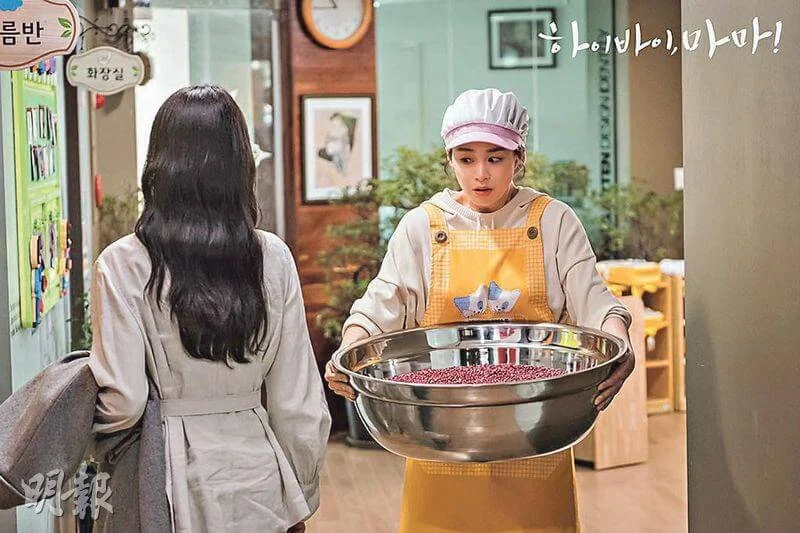 還陽變回人後，為了多點時間親近女兒，所以在女兒的幼稚園打工。