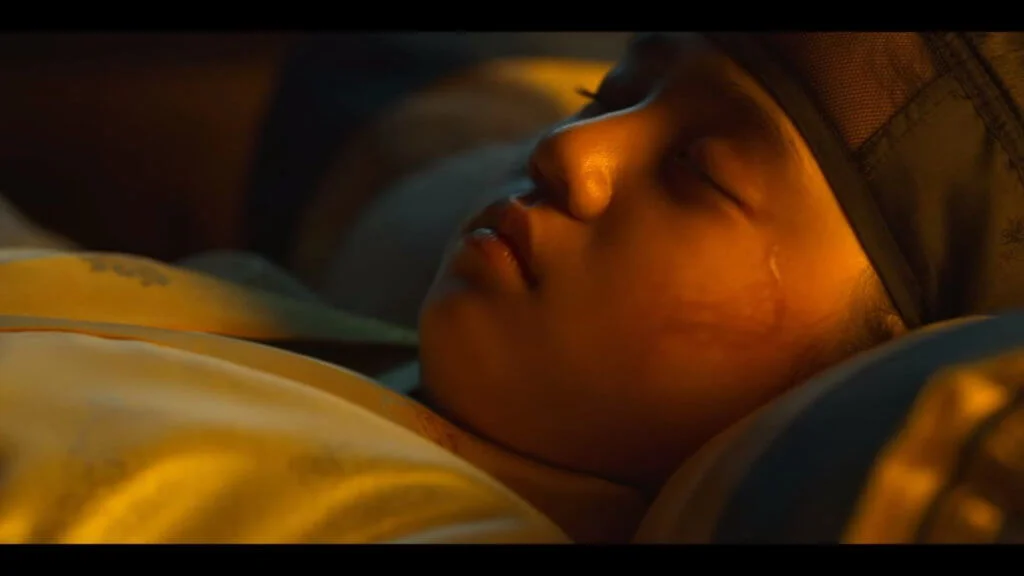 大特寫小皇帝睡覺時,臉部有生死草的屍蟲蠕動。