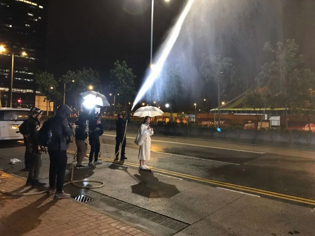 其中一場拍通頂的落雨戲,天寒地凍之下,石詠莉雖然要濕身及成頭血漿,依然沒半句怨言。