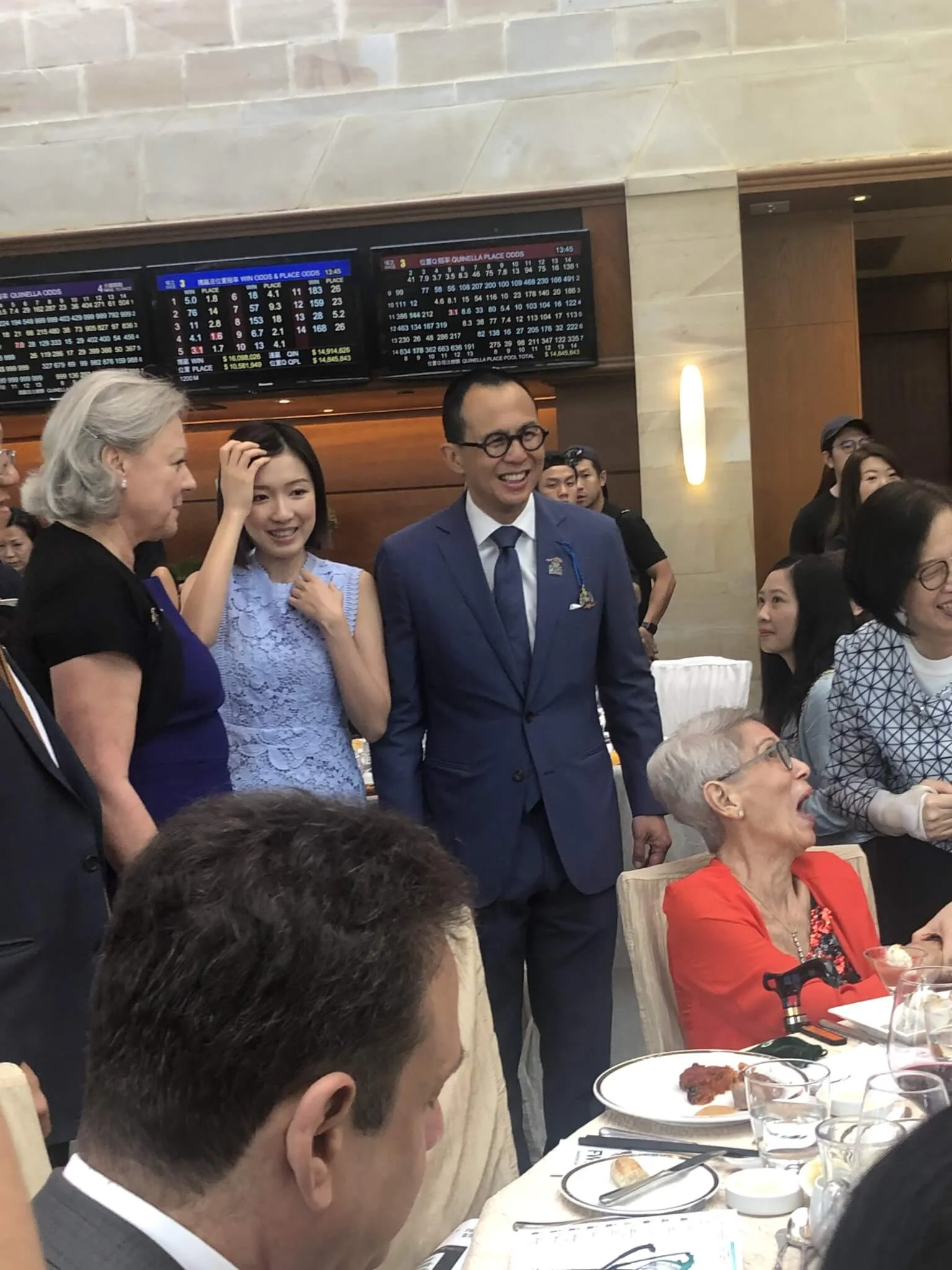 去年郭嘉文與李澤楷罕有地拍拖現身,成為全場焦點。當日在馬場設有私人午餐,本刊得到一張場內照片,坐在main table的李澤楷,上菜不久就主動走到女友身旁,示意帶她走一圈,當時正吃東西的郭嘉文抹抹嘴就馬上站起來,跟在男友身邊,李澤楷向main table的高層介紹她,有點受寵若驚的郭嘉文表現大方,不時點頭打招呼。