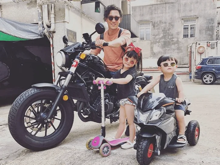 譚俊彥熱愛駕駛電單車,一對子女亦遺傳了對車的喜好。
