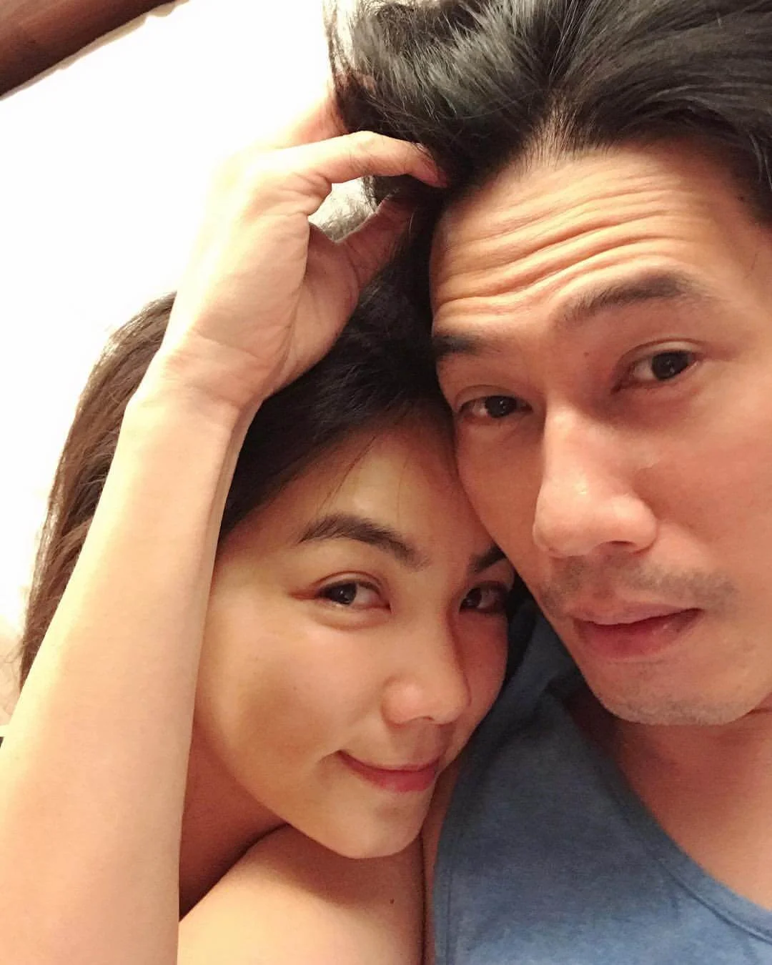 Ella對着老公賴斯翔唱完冧歌再說情話，非常浪漫。