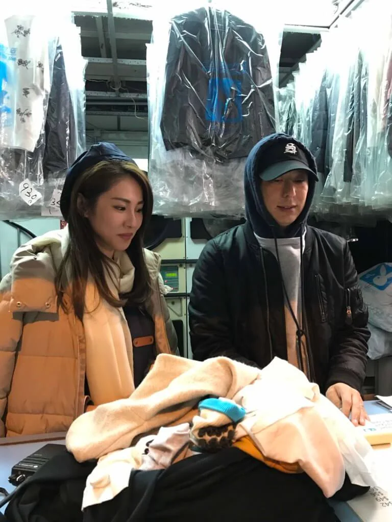 在洗衣店拍攝的一場戲,鄧健泓搞喊太太石詠莉,最後要道歉才能平伏對方情緒。