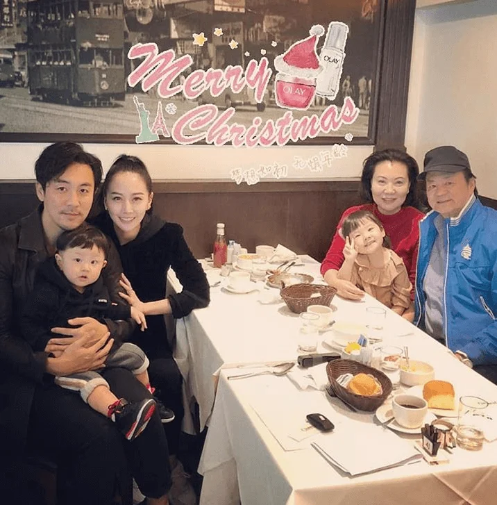 已為人父的他,一得閒就帶子女探望祖父母,三代同堂聚會。