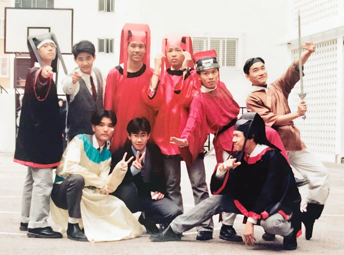 泰臣(後右一)喜歡演戲,中學時已參加戲劇表演。