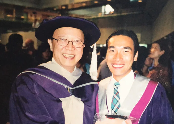 在演藝學院的新生面試,鍾景輝是其中一位主考;畢業禮當然要與King Sir合照留念。