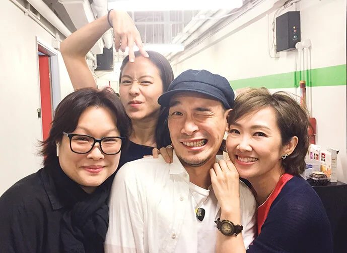 在演藝學院畢業後,幾個月才有一些閒散的角色做,排戲兩個月,正式上演後有三千元,幸好家裏不用他負擔,「我的銀行戶口從未超過一萬元,直到在PIP做全職演員,才看到銀行戶口超過萬元。我讀演藝都是阿媽俾錢,我希望自己可以有機會多賺錢。通常我們劇場的人都不懂理財,亦都冇乜錢理財,劇場藝術一個騷只有百多二百個座位,就算做十場都只千多觀眾,錢一定賺不到,只是一種表演的滿足感,一班志同道合的人一齊探索、一齊做啲嘢。」 當時PIP培育了他很多,讓他有機會到各學校巡迴演戲,又可以自己開班教小朋友演戲,又試過應康民署之邀,在一些社區表演,演些劇給街坊看,與街坊互動,「在街頭有好多嘢發生,我哋叫做修羅場,有時得幾個觀眾,或者有幾隻黃狗經過。」 接觸戲劇後,他放下了包袱,他演戲時演的是別人,泰臣可以放下枷鎖、放下束縛,「那時我才知道,原來我可以好放。」甄詠蓓曾經說他:「還好你識演戲,否則以為你是變態殺手,排練時身體有好多Passion,離開舞台好大反差。」