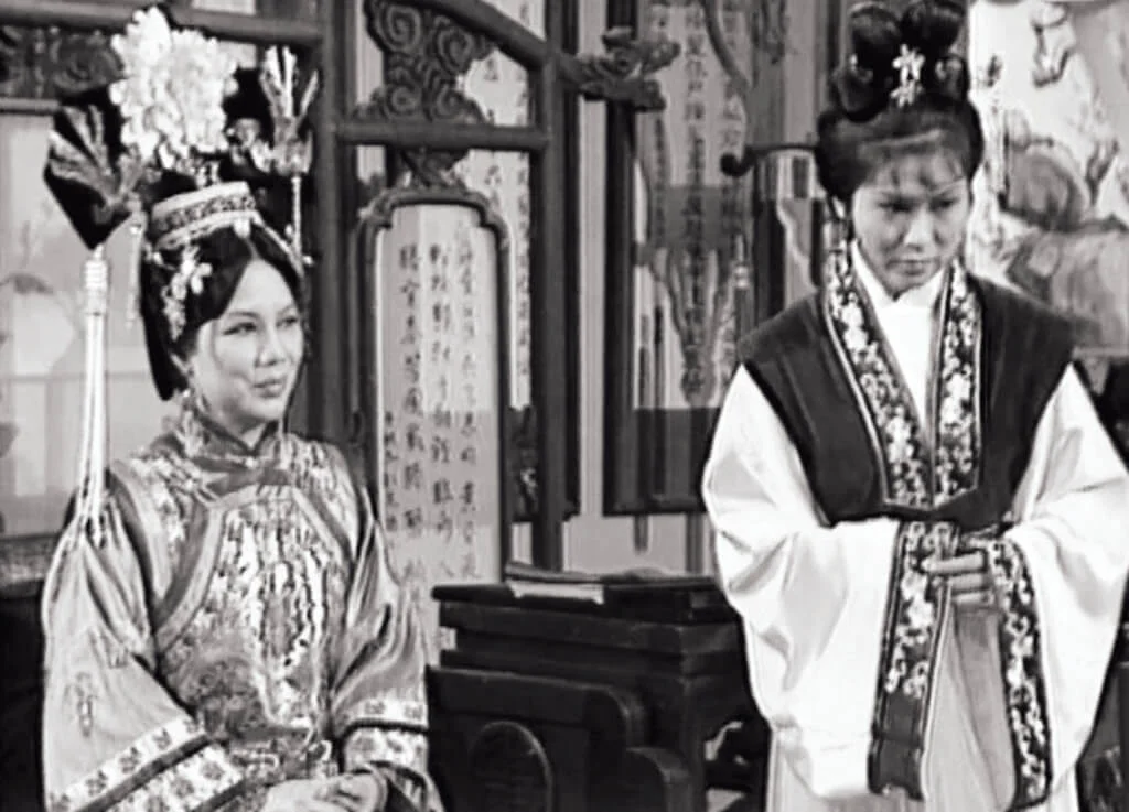 梁舜燕綽號「御用太后」,追溯封號的源頭,可能就是王天林執導的翡翠劇場《董小宛》。她是緋聞太后,雖然喪夫,但左一個多爾袞(王偉),右一個洪承疇,明是君臣,暗是入幕之賓。關係更為複雜是,加入了被洪承疇放在順治帝身邊當女間諜的董小宛(李司棋)。孝莊初期欣賞多才多藝的名妓,但在發現她的多重身份後,愛不是,殺也不是,梁舜燕在劇中掌握這矛盾的演出深入人心。