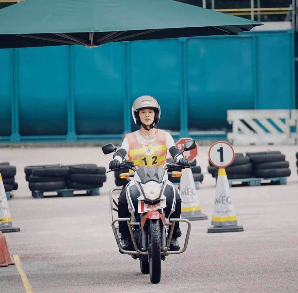 袁偉豪喜歡駕駛電單車，她當然投其喜好，學車考牌。 