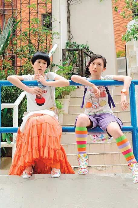 周家怡在無綫十二年,一直沒有發揮機會。圖為與佘詩曼合演的《花花世界花家姐》。