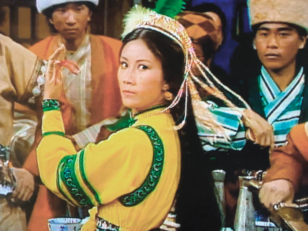 翠羽黃衫霍青桐（汪明荃）出場的戲沒一句對白，全是眼睛在演戲。一九七六年《家變》還未誕生，但「女強人」的現代女性風範，在一個回族女俠身上已蓄勢待發。