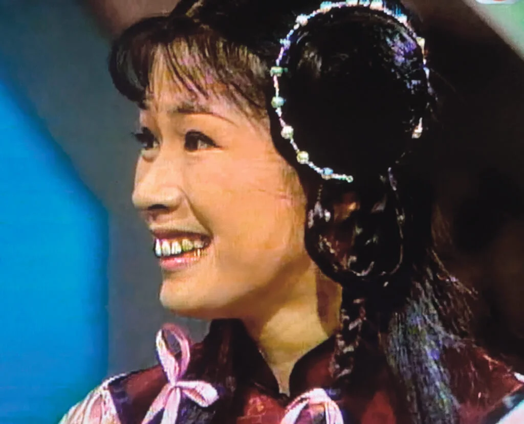 李沅芷（黃淑儀）的提督之女，是全書第一個出場的重要女角，出身官宦，不知地厚天高，經常製造麻煩是這角色可恨復可愛之處。當年芳齡廿七的GiGi，梳起孖辮飾演十四、五歲的少女毫不違和。