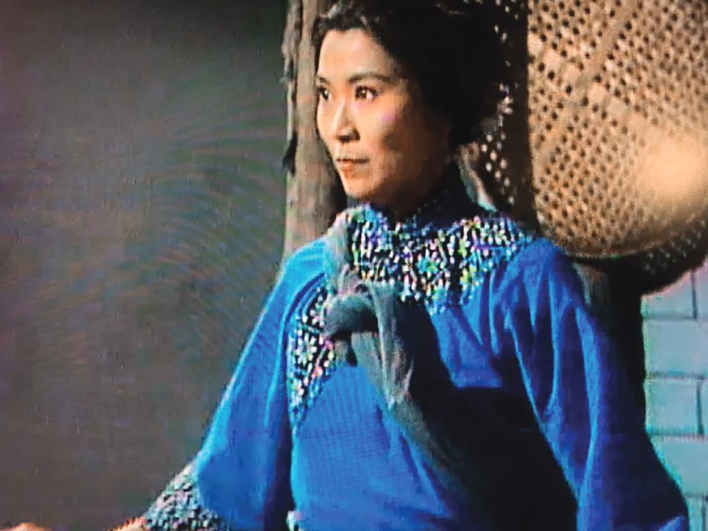 《書劍》開篇第一個高潮是紅花會當家之一文泰來（朱江）被捕，與他鶼鰈情深的駱冰（李司棋）不要命也要相救。感覺到她手上的鴛鴦雙刀再鋒利，也不如雙眼流露的殺氣。