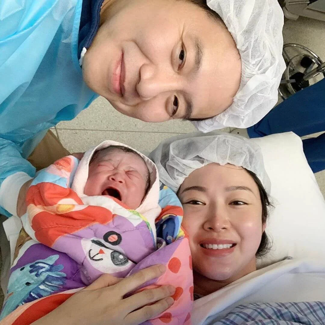 翠翠在上月十一號為老公周曉東誕下第三子。