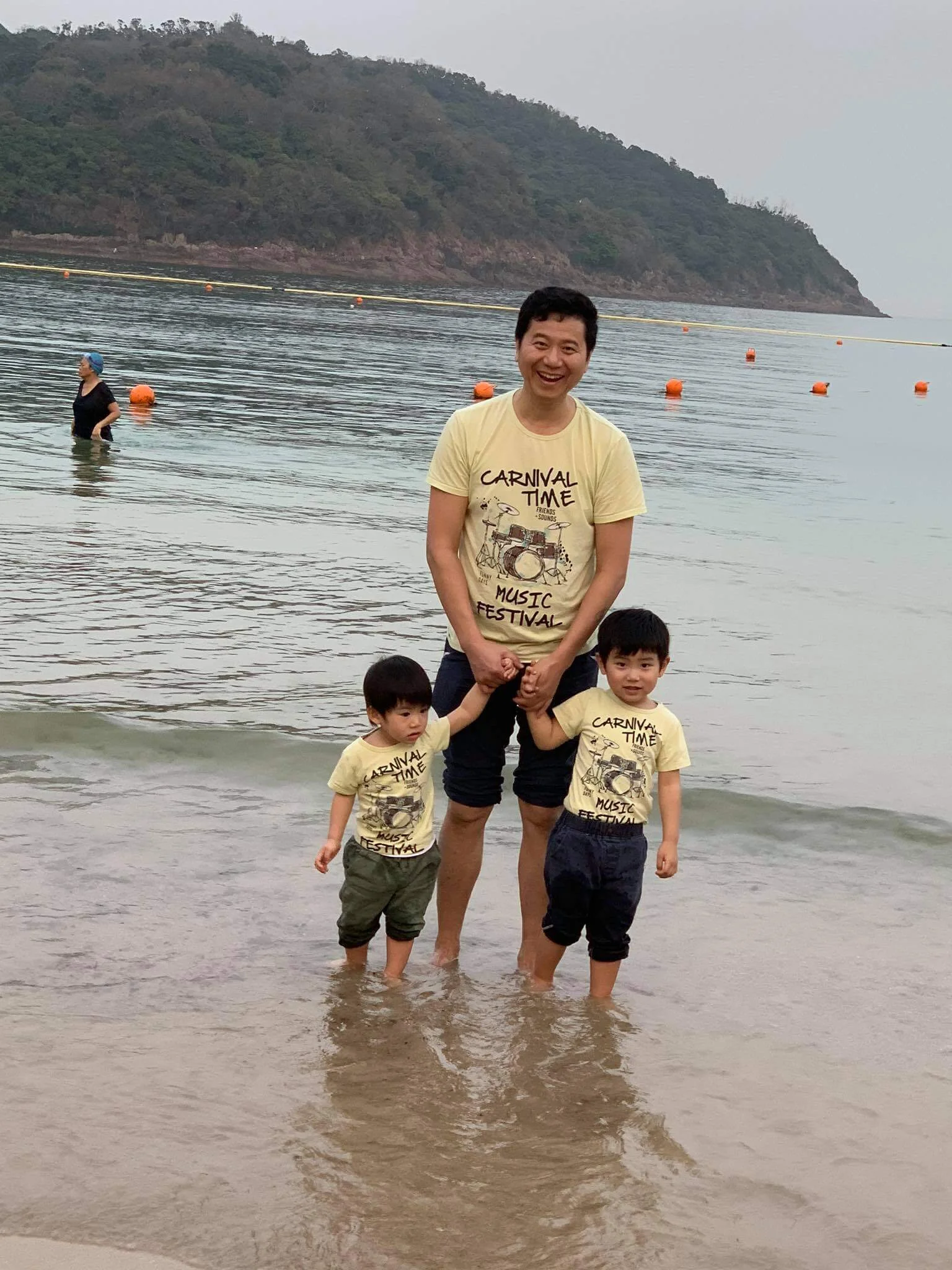 翠翠老公周曉東與兩子穿父子裝，玩得開懷，充滿童真。