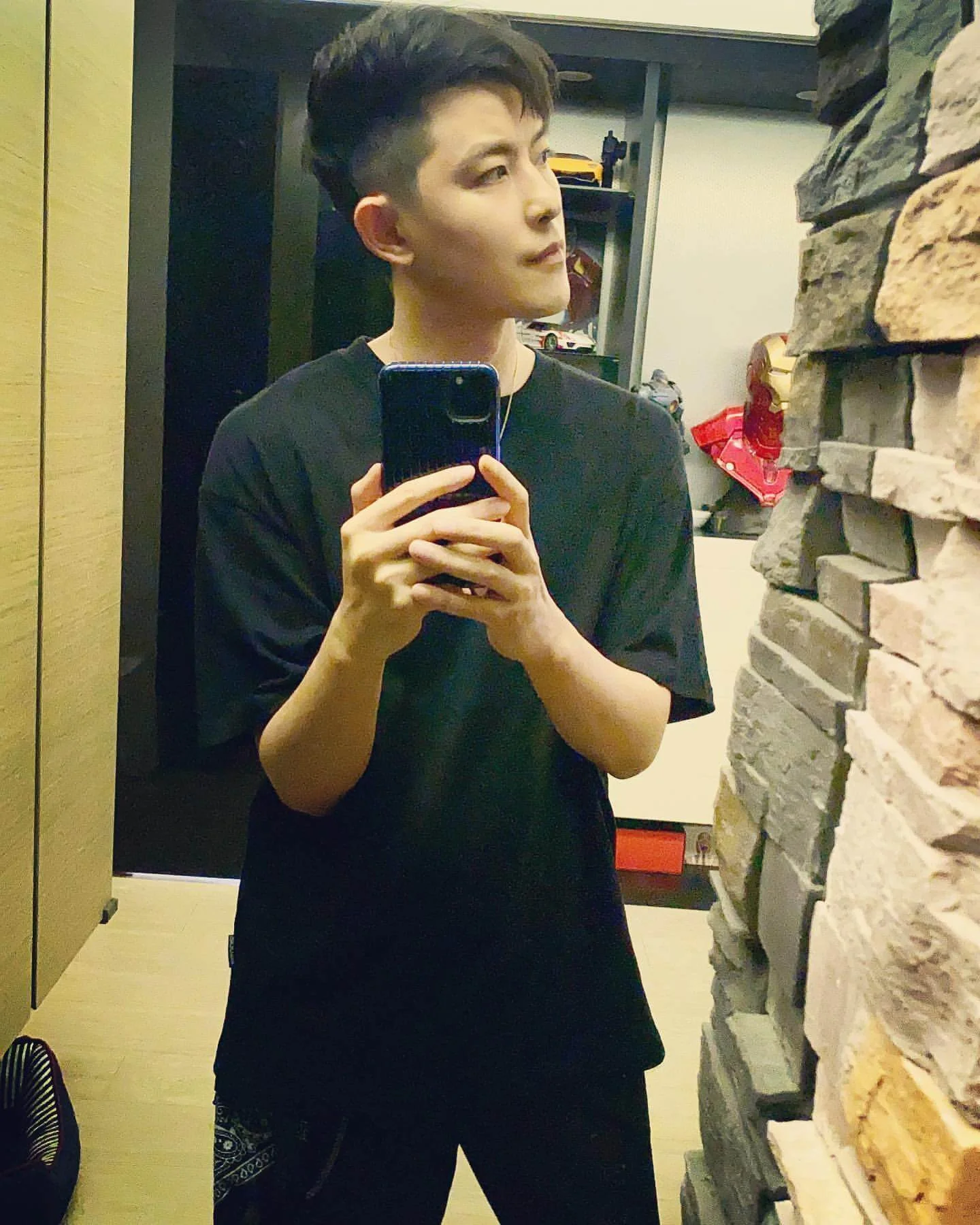 敖犬經常自拍短片自娛，在組合裏算是最有表演慾的一員。