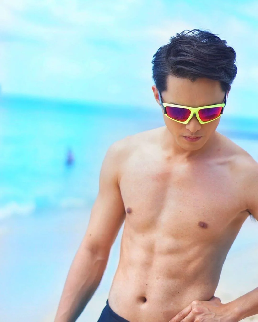 何廣沛上載去年在夏威夷拍攝《3日2夜》時的騷肌留影，激勵自己再次勤奮操肌。