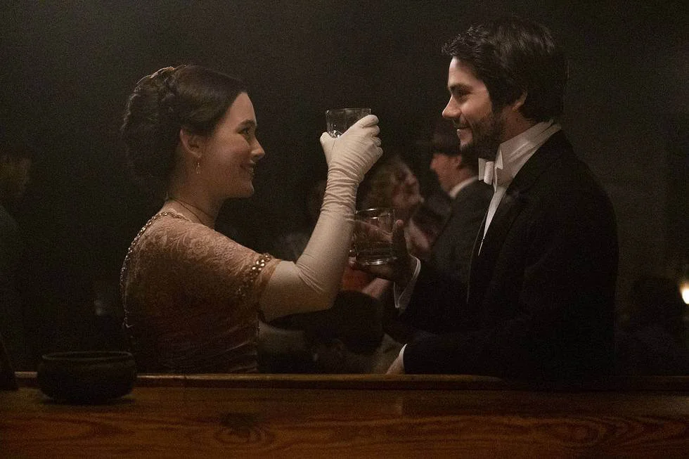 《幻海魔踪》第一集是《移動迷宮》系列男星戴倫奧拜恩與《安眠書店》女星Victoria Pedretti主演的奇幻浪漫故事