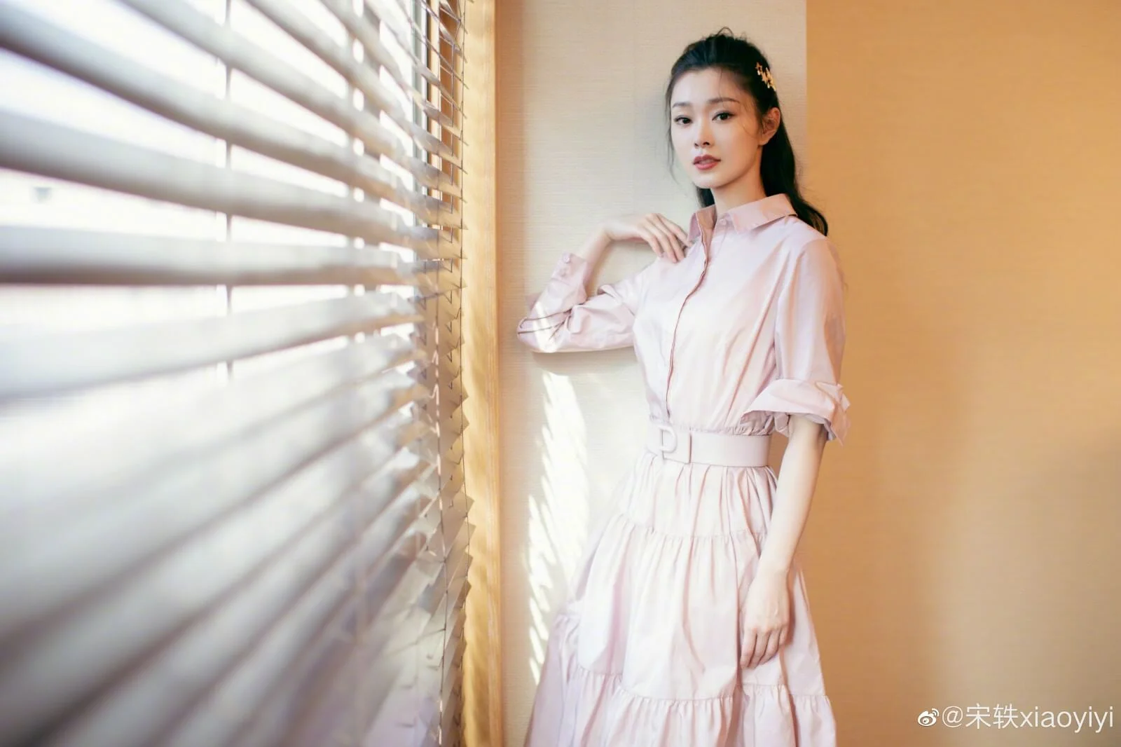 宋軼在十年的演藝事業中，亦有不少代表作，在《慶餘年》范若若一角也非常受歡迎，不比女主角李沁遜色。