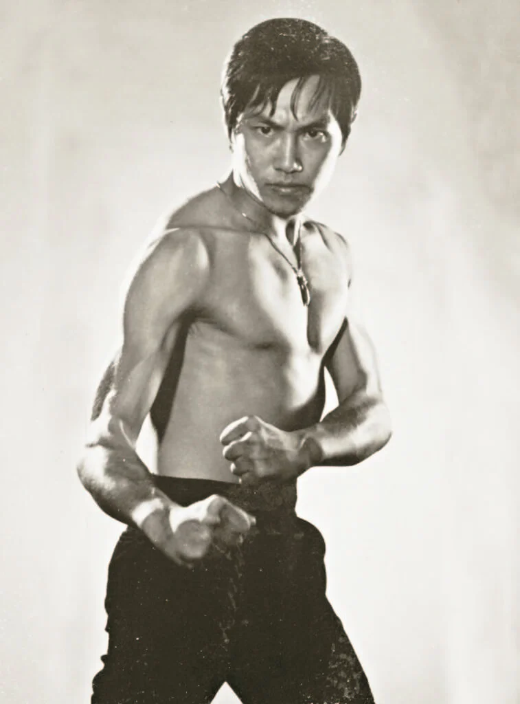 于洋學過泰拳又學過跳舞，身形結實拳腳了得。