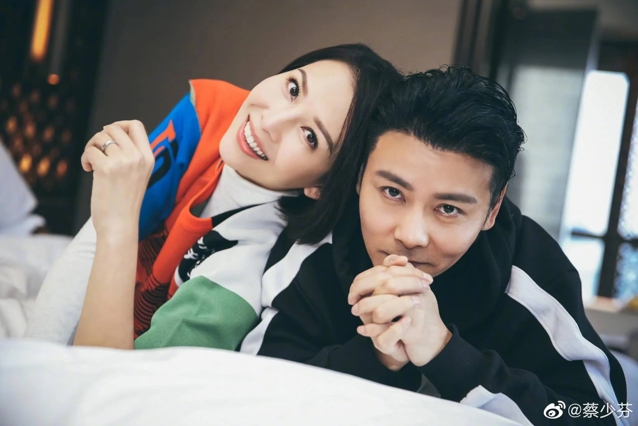 蔡少芬與張晉越來越有夫妻相，難怪在燈光昏暗的餵夜奶畫面，粉絲分不清張生或張太。