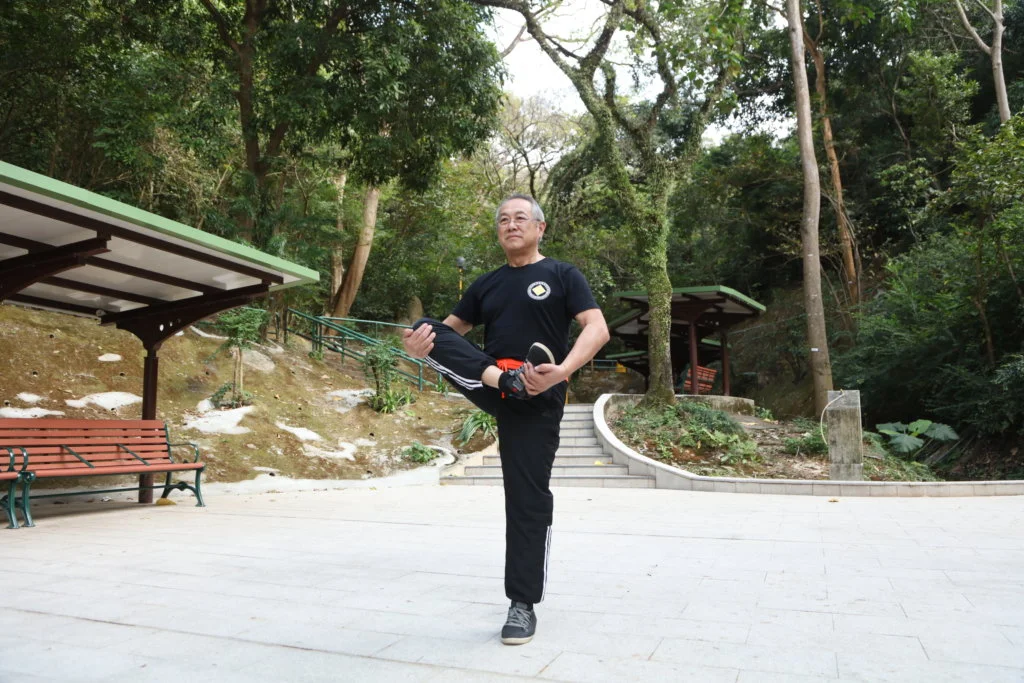 于洋示範做運動抗疫，在六段錦其中一式之中，他輕鬆做出金雞獨立並抱膝的動作。