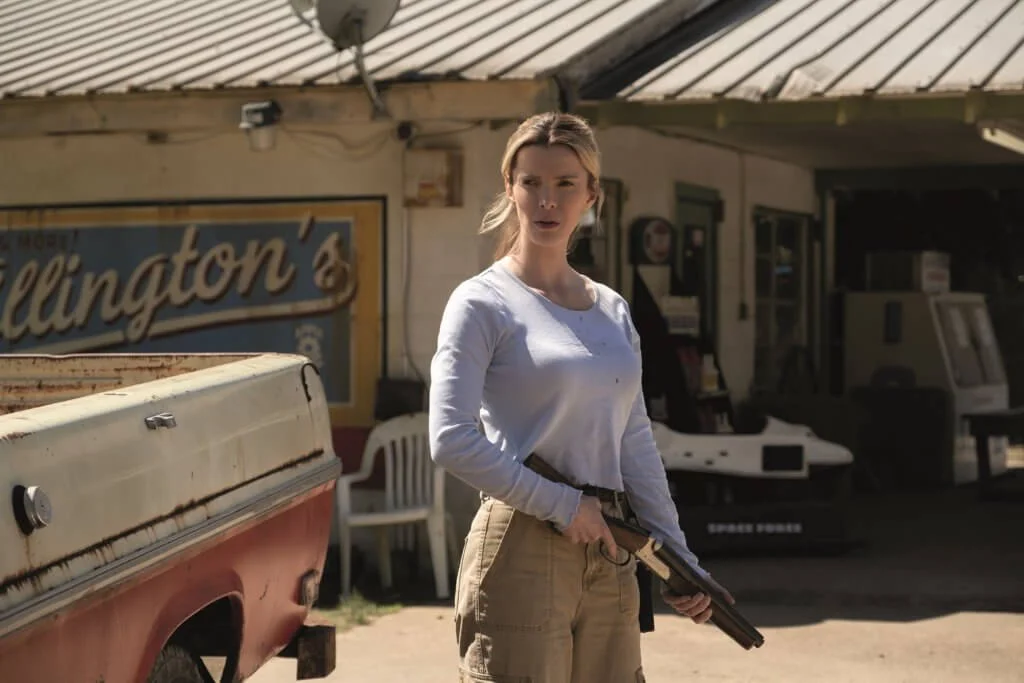 碧蒂芝平飾演的神秘女子Crystal，反客為主，直搗獵殺核心。