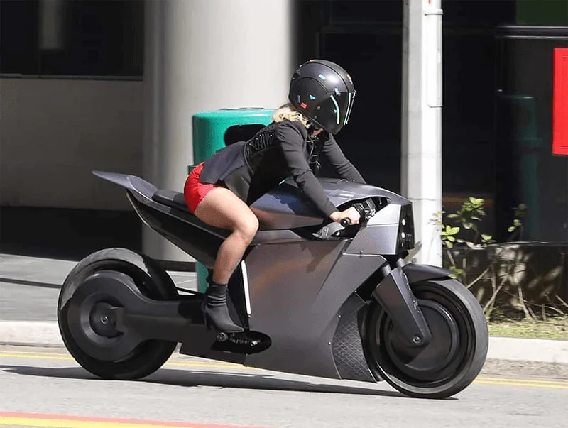 《西部世界》第三季的未來世界設計充滿格調，麗素駕駛充滿cyber感的電單車。