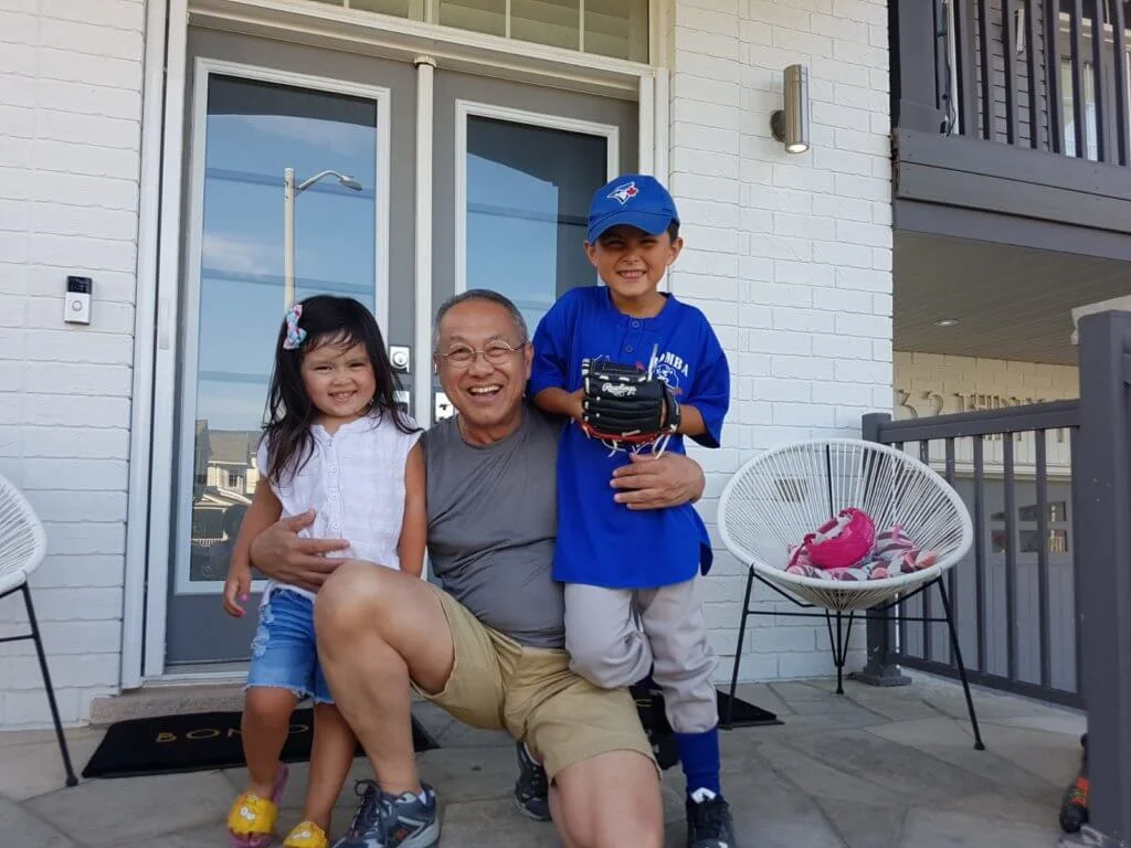 于洋分享與一對混血孫仔孫女的合照,這位開心爺爺在加拿大時愛與他們玩耍。