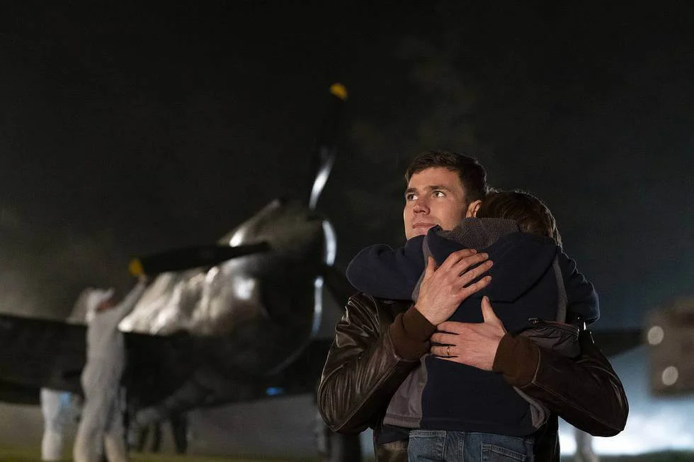 《換諜者》男星Austin Stowell在《The Rift》一集扮演超越時空的空軍