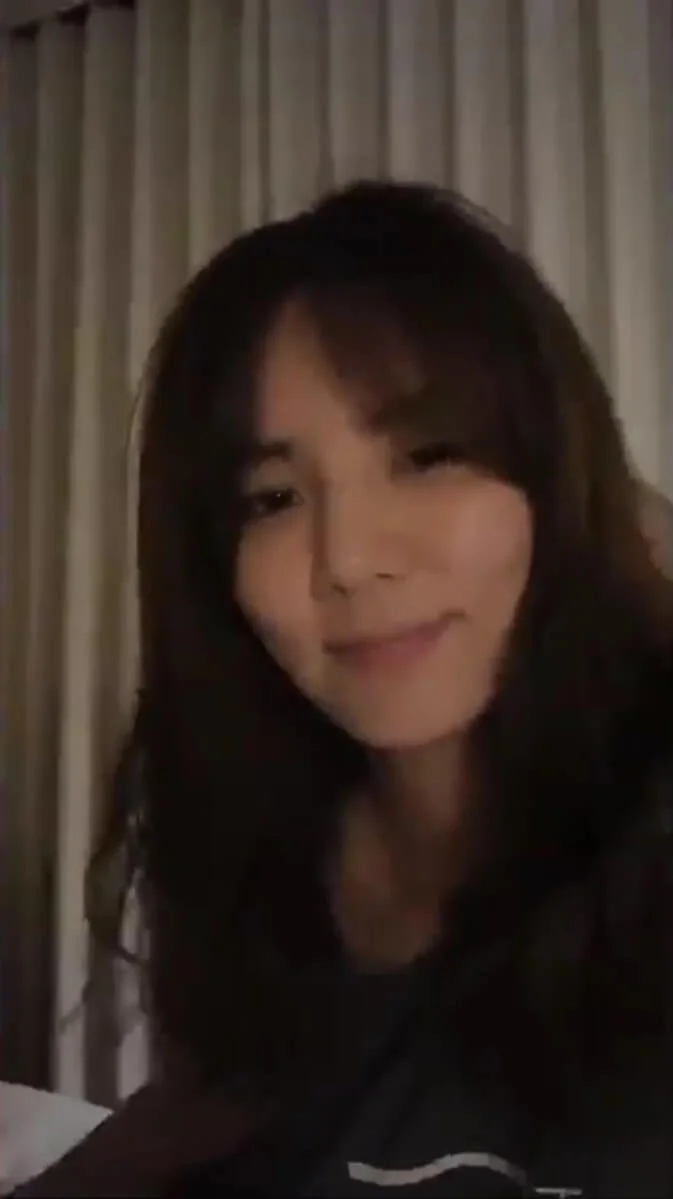 Ella臨睡前，對着手機鏡頭清唱毛不易的《平凡的一天》，向老公賴斯翔送上生日祝福。