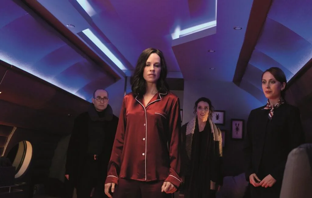 希拉莉絲韻飾演的獵殺核心話事人，在影片前半部表現神秘。