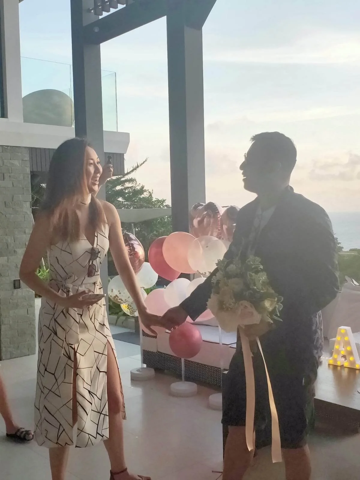 求婚一刻，未婚夫十分緊張，令現場氣氛十分好笑。 