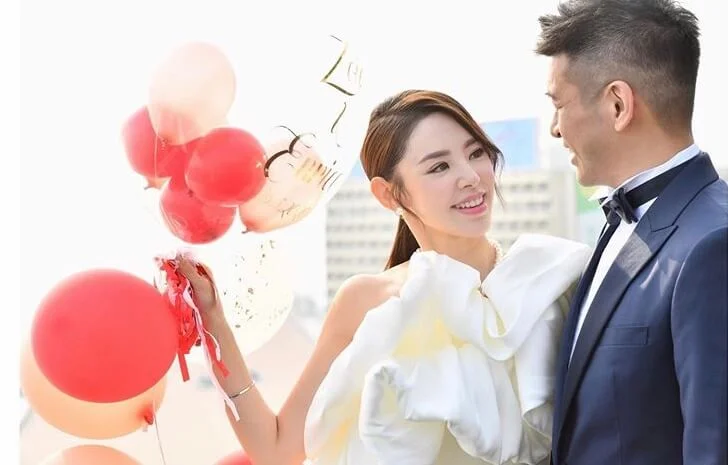 新娘子露出幸福笑容
