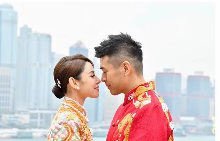 兩人穿上中式禮服